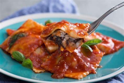 Ravioli ripieni di salsiccia e radicchio