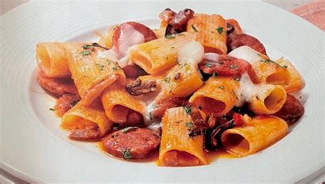 Rigatoni con salsiccia e zafferano