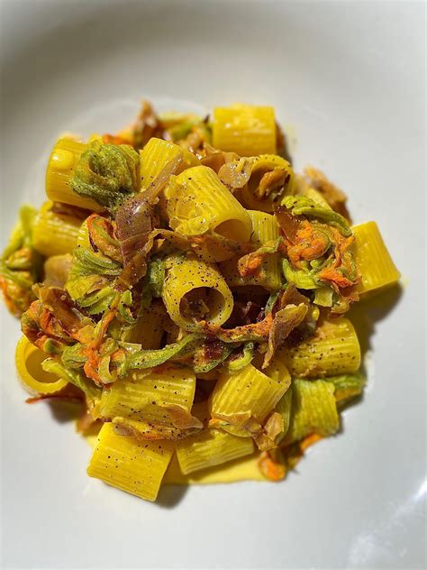 Rigatoni speck e fiori di zucca allo zafferano