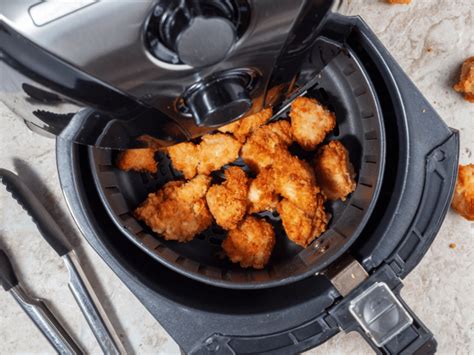 Riscaldare il fritto nella friggitrice ad aria