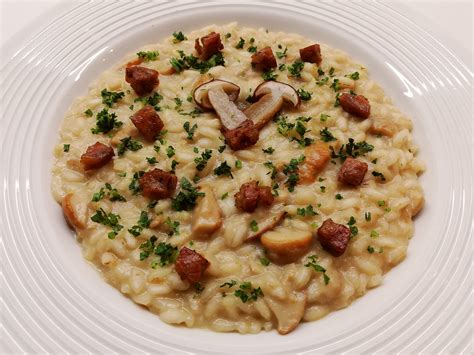 Risotto ai Funghi Porcini Secchi e Salsiccia