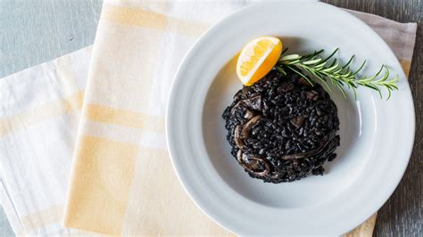 Risotto al nero di seppia con cialda di parmigiano e nocciole