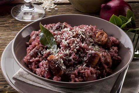 Risotto al vino rosso e salsiccia