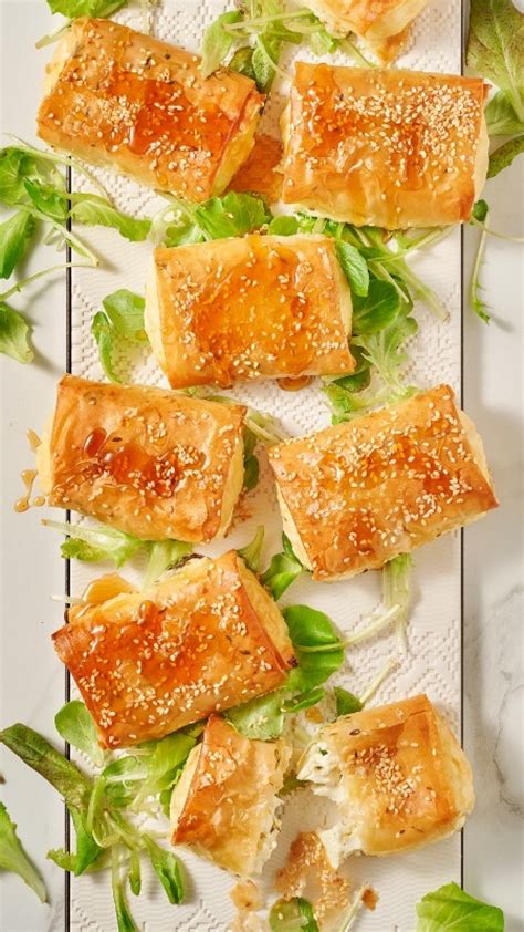 Rose di pasta fillo con feta e timo