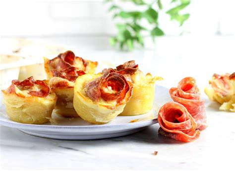 Roselline di sfoglia con stracchino e salame