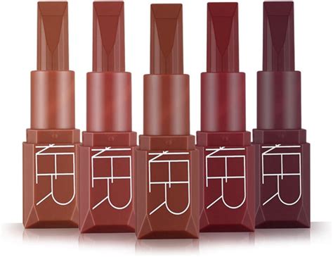 Rossetto marrone su diversi incarnati