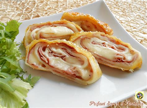 Rotelle di pasta sfoglia al prosciutto crudo e formaggio pronte
