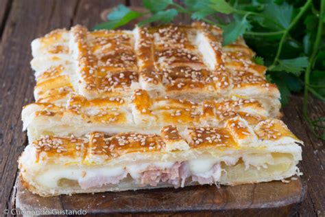 Rotelle di pasta sfoglia con prosciutto crudo e formaggio