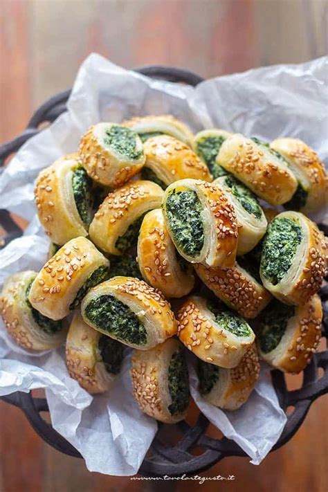 Rustici di pasta sfoglia farciti