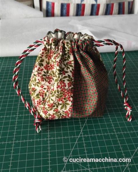 Sacchetti natalizi fai-da-te con scampoli di stoffa