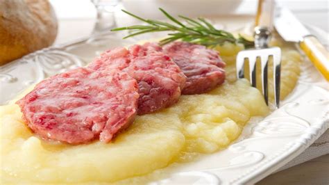 Salame Cotto con Lenticchie e Purè di Patate