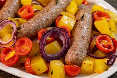 Salamelle al forno con contorno di patate e cipolle