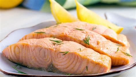 Salmone Bollito con Salsa Rosa