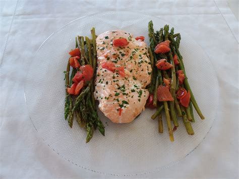 Salmone con asparagi e pomodorini
