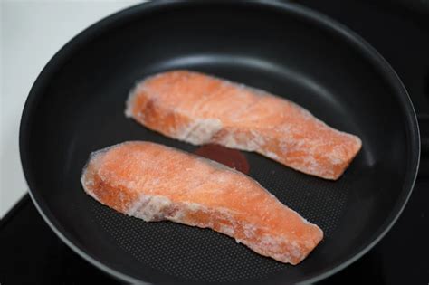 Salmone surgelato in padella