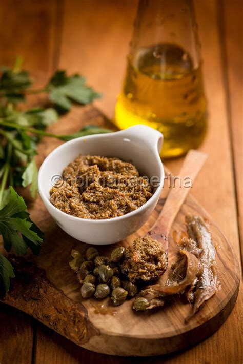 Salsa ai capperi e acciughe