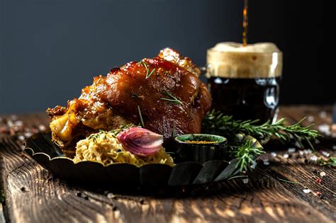 Salsa alla birra e stinco di maiale