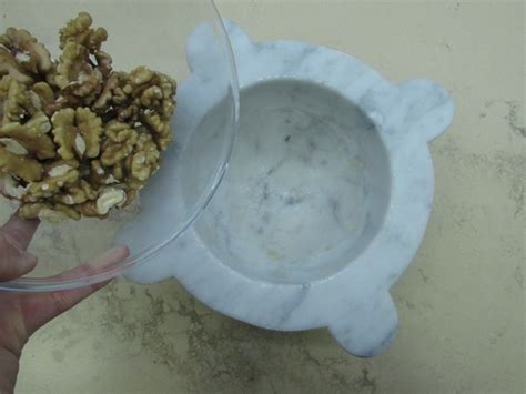 Salsa alle noci preparata nel mortaio