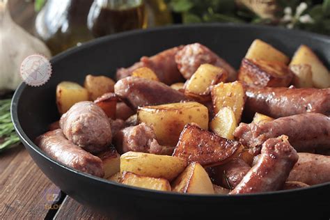 Salsicce che rosolano in padella con aglio e rosmarino