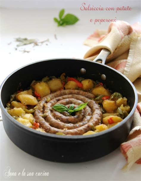 Salsiccia Luganega in padella con cipolle