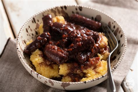 Salsiccia al vino rosso con polenta