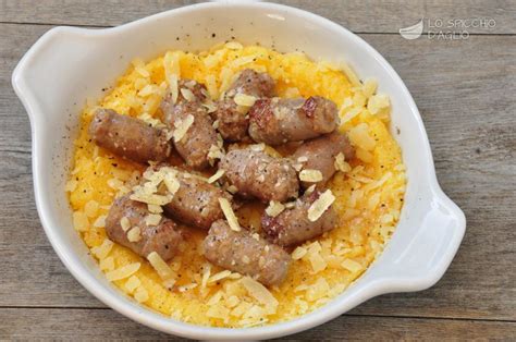Salsiccia con Cipolle e Pomodoro Servita con Polenta