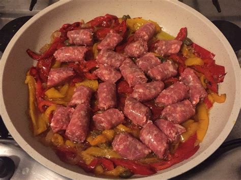 Salsiccia e peperoni in padella
