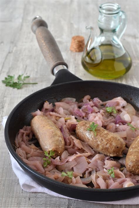Salsiccia in padella con cipolle