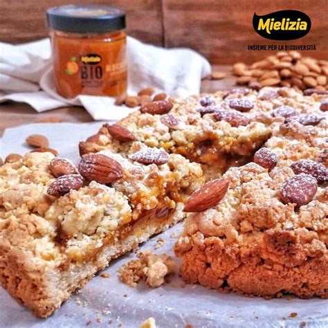 Sbriciolata con composta di albicocche e mandorle