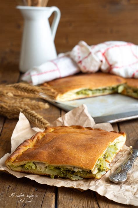 Scacciata Catanese con Broccoli, Patate e Salsiccia
