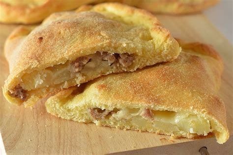 Scacciata con patate e salsiccia