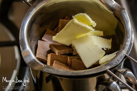 Sciogliere cioccolato e burro
