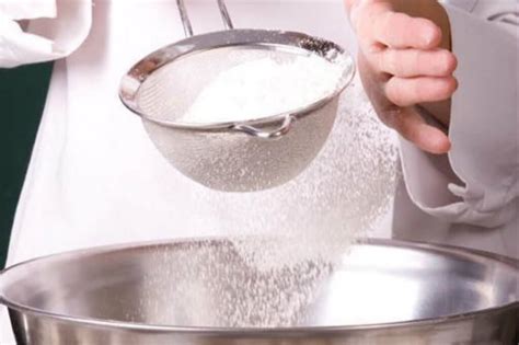 Setacciare la farina