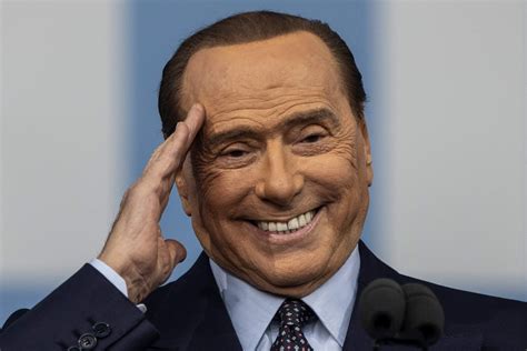 Silvio Berlusconi con sostenitori