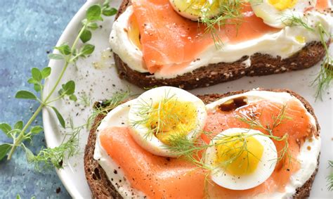 Smørrebrød con Salmone Affumicato