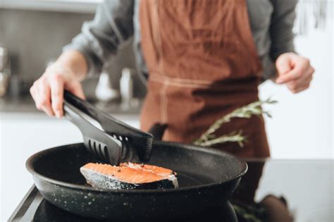 Sognare di cucinare carne