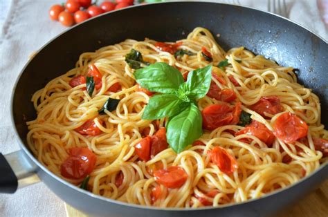 Spaghetti ai pomodorini freschi e basilico