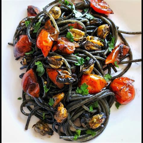 Spaghetti al Nero di Seppia con Gamberi e Pomodorini