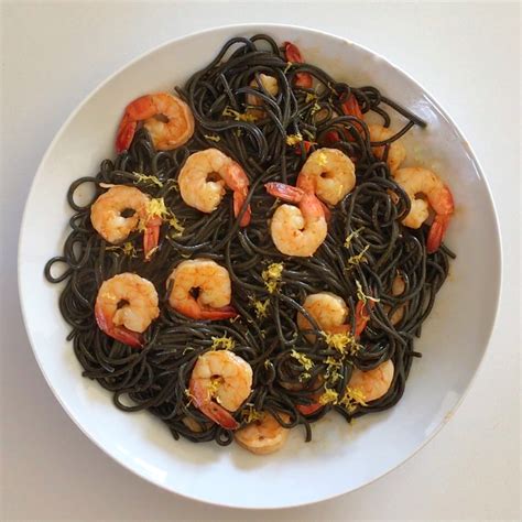 Spaghetti al Nero di Seppia con Gamberi e Zucchine