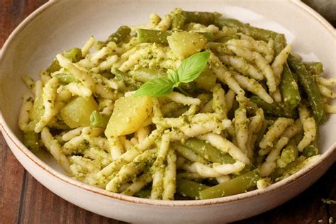 Spaghetti al Pesto con Patate e Fagiolini
