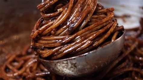 Spaghetti al cacao con calamaretti