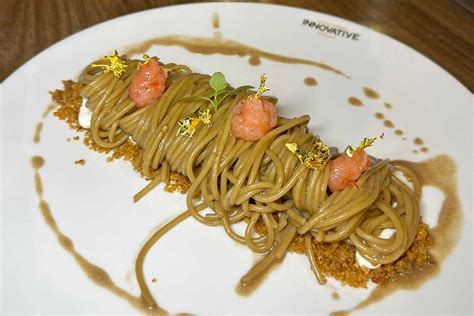Spaghetti al cioccolato con gamberoni e foglie d'oro