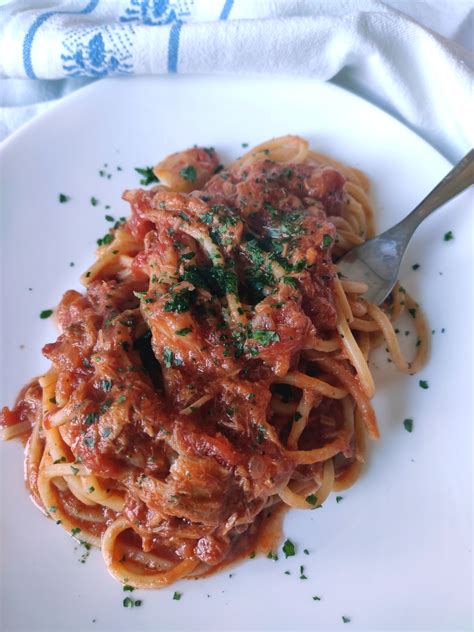 Spaghetti al tonno alla bolognese