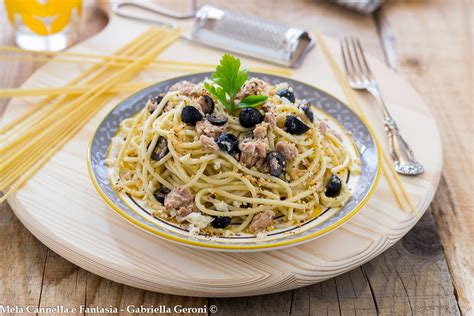 Spaghetti al tonno e olive nere