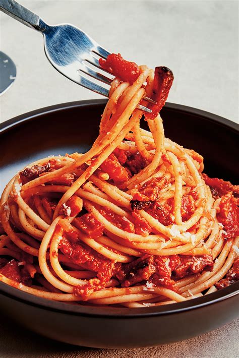 Spaghetti all'Amatriciana serviti