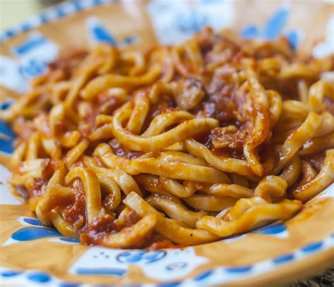 Spaghetti alla Chitarra con Funghi e Salsiccia