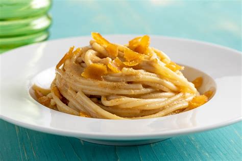 Spaghetti alla bottarga e acciughe