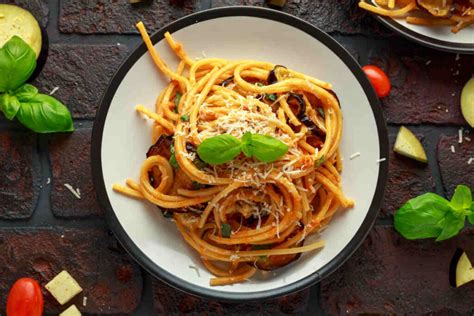 Spaghetti alla chitarra con melanzane