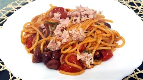 Spaghetti alla puttanesca con tonno