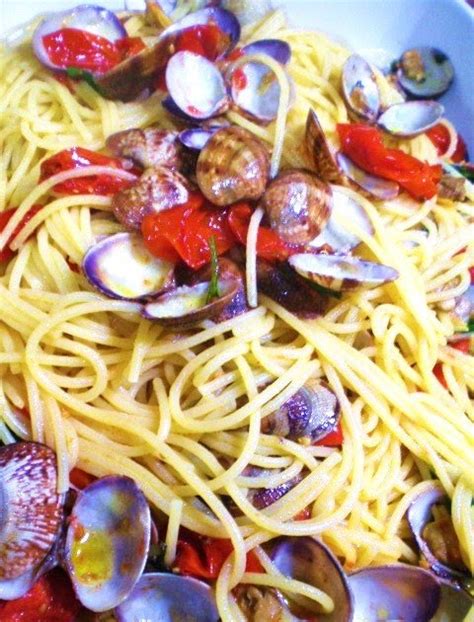 Spaghetti alle Vongole Fujute con Pomodorini del Piennolo